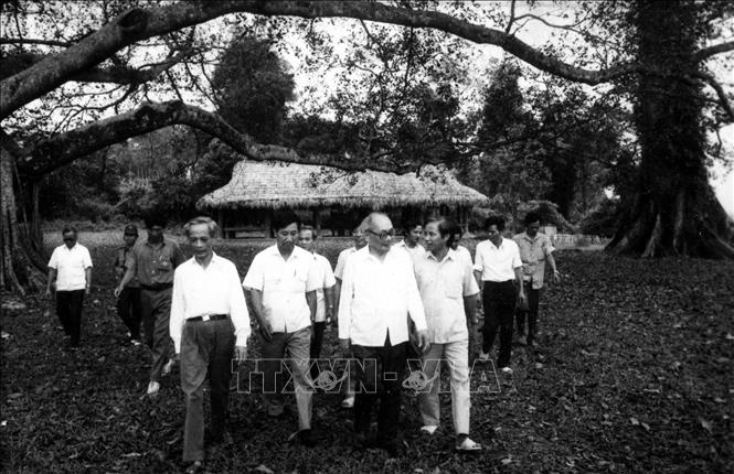 Chủ tịch HĐNN Võ Chí Công thăm Khu di tích lịch sử Tân Trào, huyện Sơn Dương, tỉnh Hà Tuyên (25/9/1991). Ảnh: TTXVN