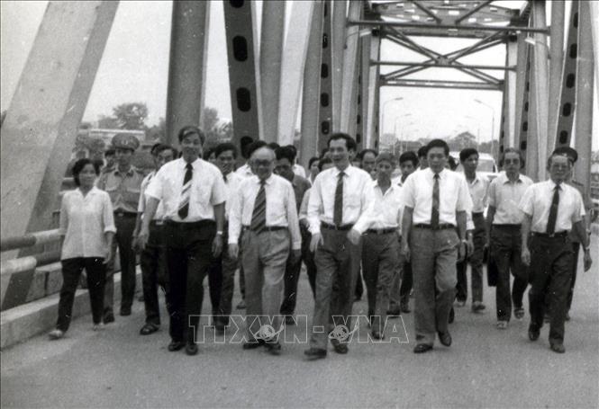 Cố vấn BCHTW Đảng Võ Chí Công thăm cầu Yên Bái mới được khánh thành (29/9/1993). Ảnh: TTXVN