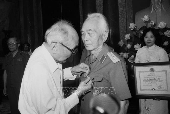 Chủ tịch HĐNN Võ Chí Công trao tặng Huân chương Sao Vàng cho Đại tướng Võ Nguyên Giáp, ngày 20/8/1992. Ảnh: Xuân Tuân – TTXVN