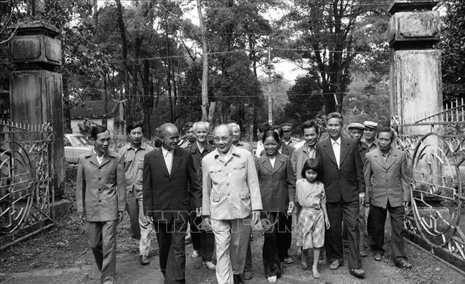 Chủ tịch Hội đồng Nhà nước Võ Chí Công gặp lại gia đình Anh hùng Núp trong chuyến thăm, làm việc tại tỉnh Gia Lai-Kon Tum (1 - 5/6/1988). Ảnh: Minh Điền - TTXVN