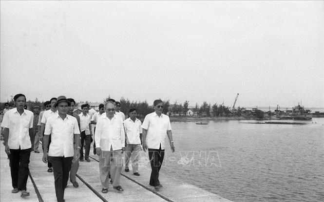Chủ tịch Hội đồng Nhà nước Võ Chí Công thăm công trường xây dựng cầu qua sông Hương, trong chuyến thăm, làm việc tại tỉnh Bình Trị Thiên từ ngày 16 - 20/5/1989. Ảnh: Minh Điền - TTXVN
