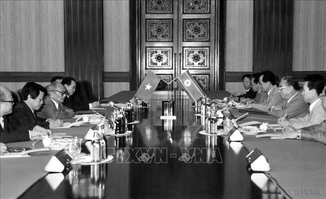 Chủ tịch Hội đồng Nhà nước Võ Chí Công hội đàm với Chủ tịch Kim Nhật Thành trong chuyến thăm, dự Lễ kỷ niệm lần thứ 40 ngày thành lập nước CHDCND Triều Tiên và trao Huân chương Sao Vàng cho Chủ tịch Kim Nhật Thành, tháng 9/1988. Ảnh: Minh Điền – TTXVN
