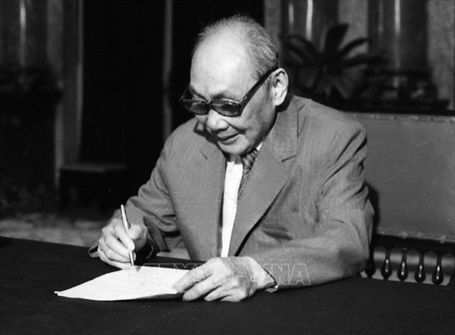 Chủ tịch HĐNN Võ Chí Công ký sắc lệnh công bố Hiến pháp năm 1992 (tháng 9/1992), đánh dấu một giai đoạn phát triển mới của lịch sử lập hiến Việt Nam, với những giá trị chính trị - pháp lý và thực tiễn sâu sắc. Ảnh: Minh Điền - TTXVN