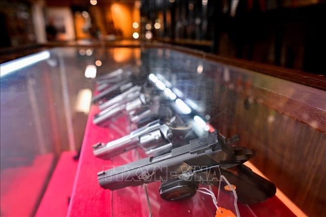 Trong ảnh: Các loại súng ngắn được bày bán tại một cửa hàng ở British Columbia, Canada, ngày 31/5/2022. Ảnh: REUTERS/TTXVN