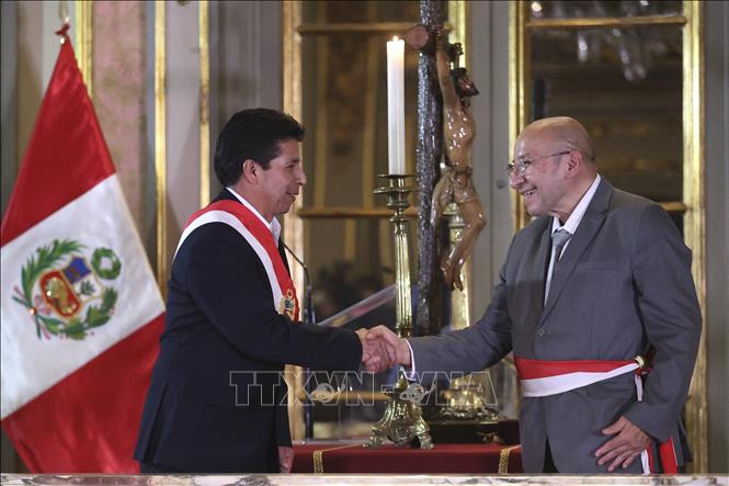 Trong ảnh: Tổng thống Peru Pedro Castillo (trái) bổ nhiệm Tân Bộ trưởng Tài chính Kurt Burneo ở Lima ngày 5/8/2022. Ảnh: AFP/TTXVN