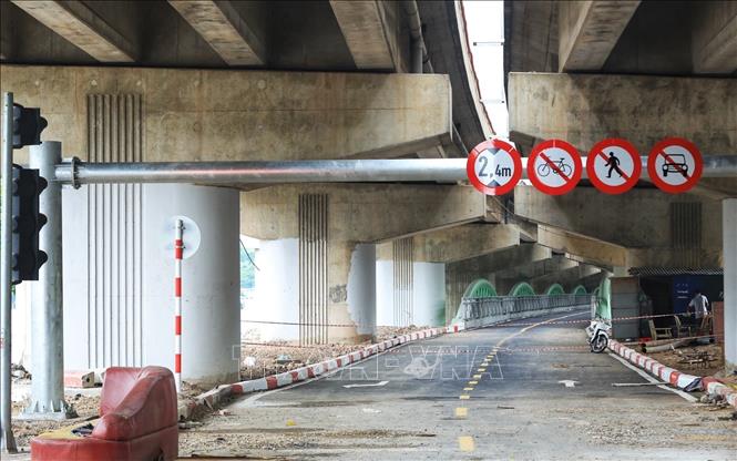 Trong ảnh: Cầu vòm sắt vượt hồ Linh Đàm chỉ dành riêng cho xe máy lưu thông. Ảnh: Tuấn Anh - TTXVN