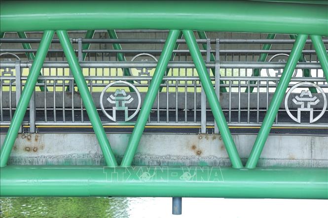 Trong ảnh: Thành cầu bên ngoài được sơn phủ màu xanh. Ảnh: Tuấn Anh - TTXVN