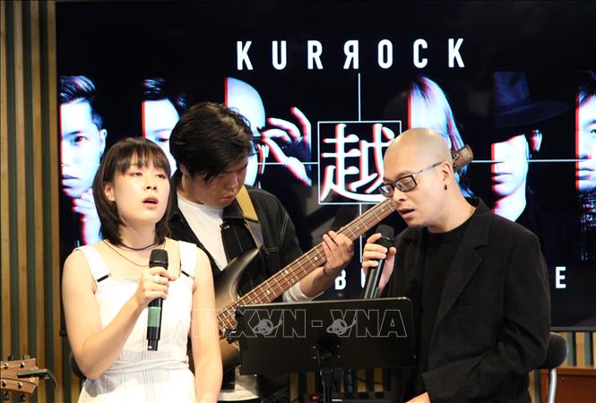 Hai giọng ca chính của KURROCK biểu diễn trên sân khấu ở Tokyo. Ảnh: Đào Thanh Tùng/Phóng viên TTXVN tại Tokyo
