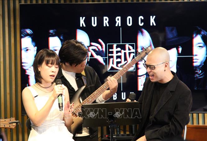 Hai giọng ca chính của KURROCK biểu diễn trên sân khấu ở Tokyo. Ảnh: Đào Thanh Tùng/Phóng viên TTXVN tại Tokyo