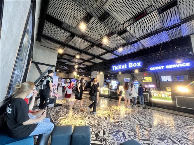 Trong ảnh: Rạp chiếu phim BHD hoạt động ngày đêm tại chung cư Discovery Complex 302 Cầu Giấy. Ảnh: TTXVN phát