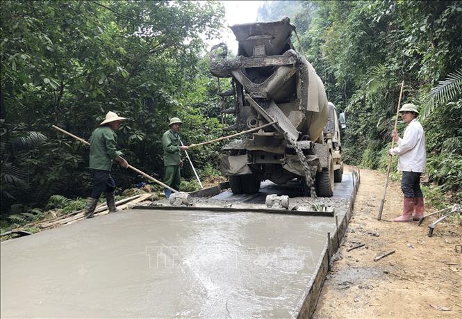 Trong ảnh: Xây dựng đường giao thông nông thôn tại xã Thần Sa, huyện Võ Nhai. Ảnh: Hoàng Nguyên - TTXVN