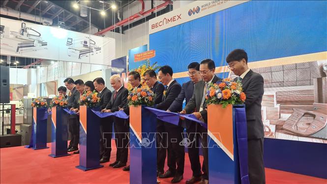 Trong ảnh: Cắt băng khai mạc Hội chợ máy và nguyên liệu Gỗ quốc tế Bình Dương - BIFA WOOD VIETNAM 2022. Ảnh: TTXVN phát