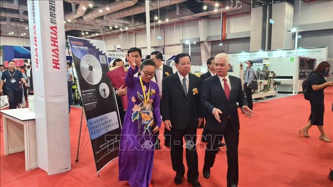 Trong ảnh: Các đại biểu tham quan Hội chợ. Ảnh: TTXVN phát