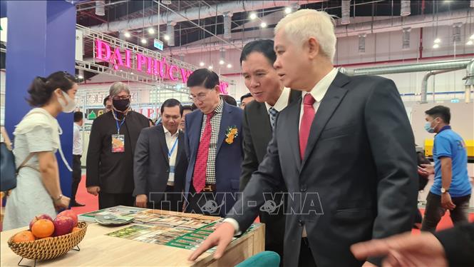 Trong ảnh: Các đại biểu tham quan Hội chợ. Ảnh: TTXVN phát
