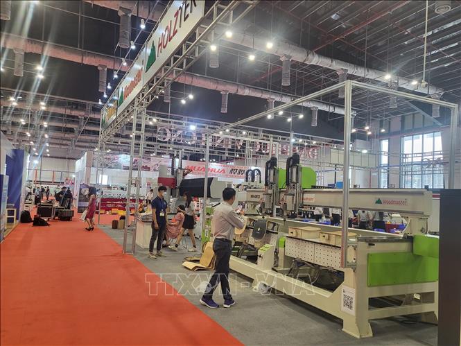 Trong ảnh: Các thiết bị, máy chế biến gỗ được trưng bày, giới thiệu tại Hội chợ. Ảnh: TTXVN phát