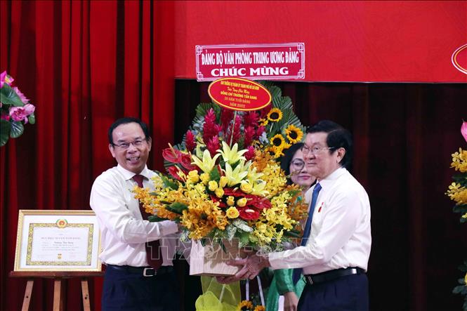 Trong ảnh: Bí thư Thành ủy Thành phố Hồ Chí Minh Nguyễn Văn Nên (trái) tặng hoa chúc mừng đồng chí Trương Tấn Sang. Ảnh: Xuân Khu-TTXVN
