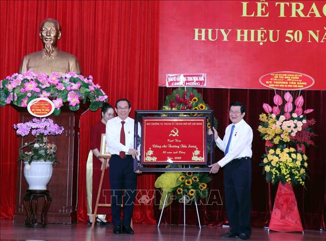 Trong ảnh: Bí thư Thành ủy Thành phố Hồ Chí Minh Nguyễn Văn Nên (trái) chúc mừng đồng chí Trương Tấn Sang. Ảnh: Xuân Khu-TTXVN.
