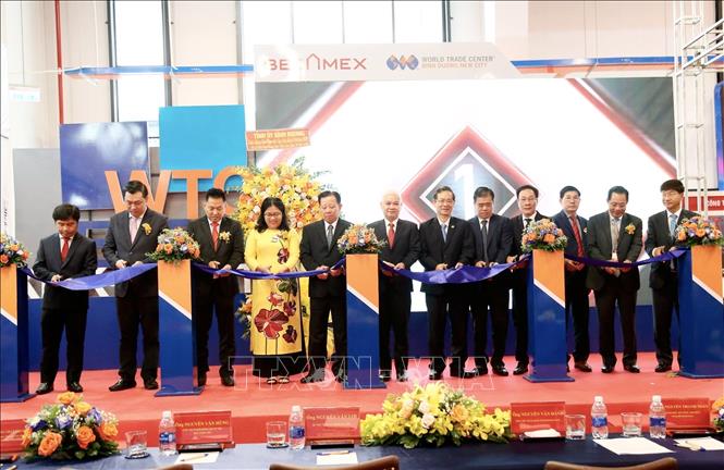 Trong ảnh: Lễ khai mạc Hội chợ máy và nguyên liệu Gỗ quốc tế và kích hoạt Trung tâm triển lãm thế giới WTC Bình Dương. Ảnh: Chí Tưởng -TTXVN
