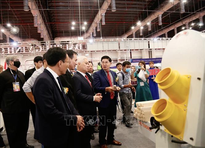 Trong ảnh: Một góc Hội chợ máy và nguyên liệu Gỗ quốc tế Bình Dương - BIFA WOOD VIETNAM 2022. Ảnh: Chí Tưởng -TTXVN