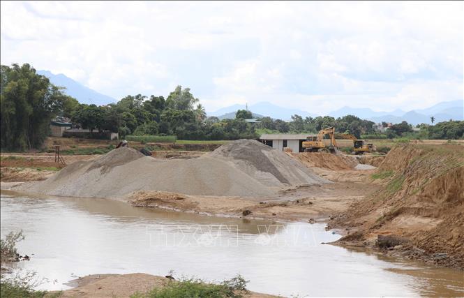 Hoạt động khai thác, tập kết khoáng sản tại lưu vực sông Nậm Rốm. Ảnh: Xuân Tiến - TTXVN 