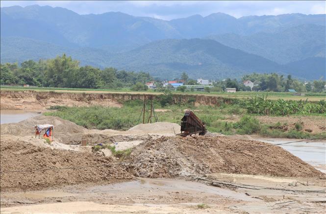 Dọc lưu vực sông Nậm Rốm, có nhiều điểm khai thác cát ngày đêm “băm nát” làm biến dạng lòng sông. Ảnh: Xuân Tiến- TTXVN 