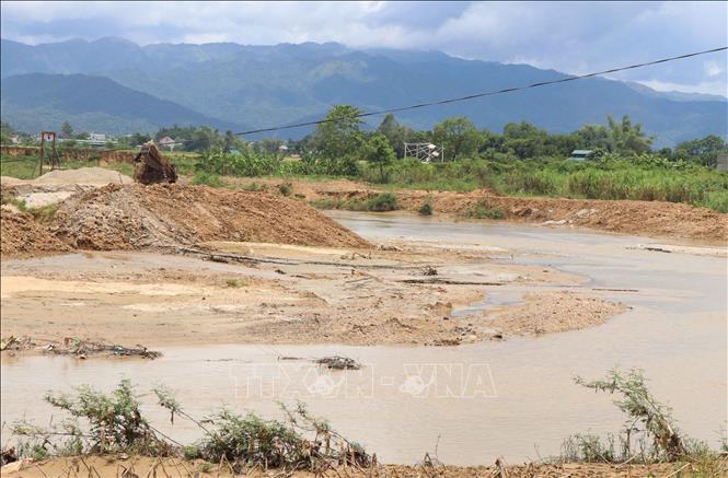 Tình trạng sạt lở, xói mòn của sông Nậm Rốm ngày một nghiêm trọng, đe dọa đến môi trường, đất nông nghiệp của người dân. Ảnh: Xuân Tiến – TTXVN 