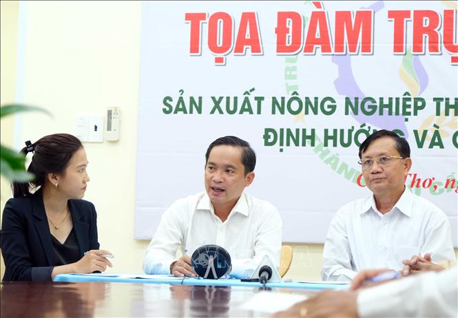 Trong ảnh: Ông Trần Thái Nghiêm, Phó Giám đốc Sở Nông nghiệp và Phát triển nông thôn thành phố Cần Thơ (giữa) phát biểu tại buổi tọa đàm. Ảnh: Thanh Liêm - TTXVN