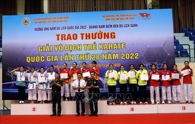 Ban Tổ chức trao thưởng cho các vận động viên đạt giải Quyền đồng đội lứa tuổi 18 - 22. Ảnh: Trịnh Bang Nhiệm - TTXVN