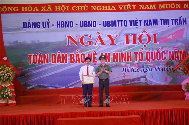 Trao tặng Bằng khen của Bộ trưởng Bộ Công an cho thị trấn Hồ Xá, huyện Vĩnh Linh. Ảnh: Thanh Thủy-TTXVN