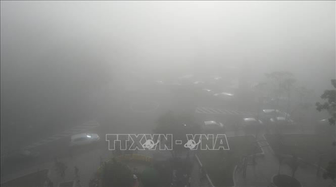 Trong ảnh: Mây trôi trên đỉnh Ba Cụm Nam, huyện Khánh Sơn từ trên cao nhìn xuống đỉnh đèo tấp nập ô tô đi lại. Ảnh: TTXVN phát