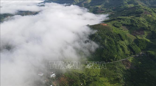 Trong ảnh: Mây trôi lơ lững trên những thung lũng với những ngôi nhà bé xinh dưới chân đồi. Ảnh: TTXVN phát