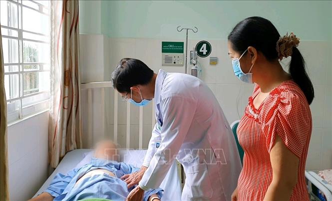 Trong ảnh: Bác sĩ thăm khám cho bệnh nhân sau phẫu thuật. Ảnh: TTXVN phát