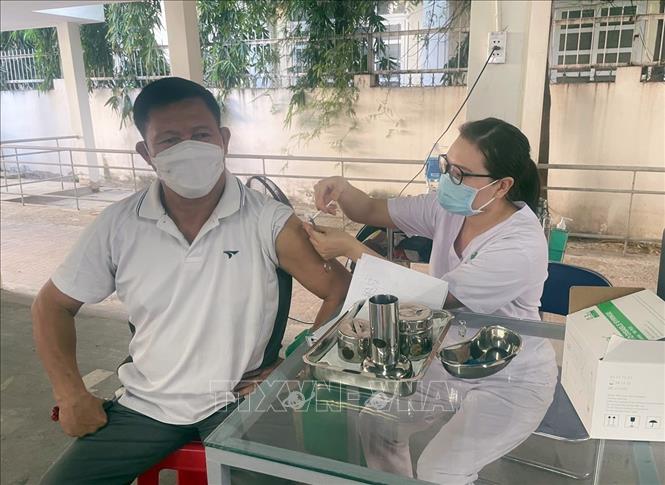 Trong ảnh: Tiêm vaccine phòng COVID-19 mũi 4 cho người dân tại Bệnh viện Đa khoa Sài Gòn-Phan Rang. Ảnh: Công Thử - TTXVN