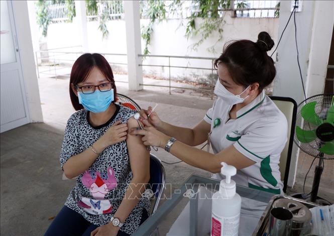 Trong ảnh: Tiêm vaccine phòng COVID-19 mũi 4 cho người dân tại Bệnh viện Đa khoa Sài Gòn-Phan Rang. Ảnh: Công Thử - TTXVN