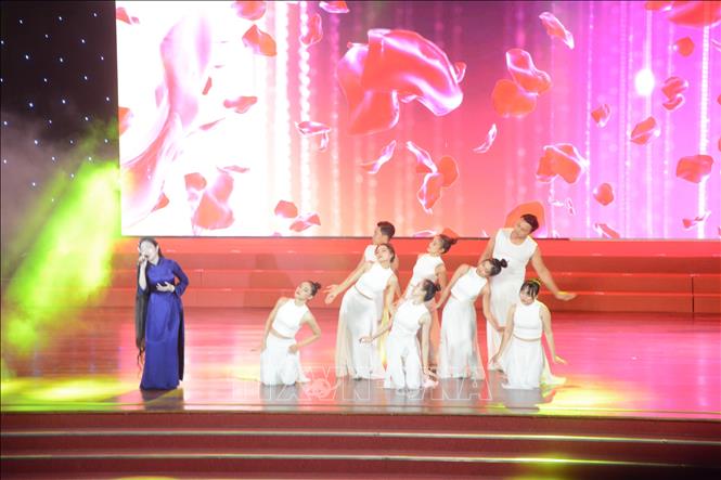 Biểu diễn nghệ thuật tại chương trình. Ảnh: Văn Dũng - TTXVN
