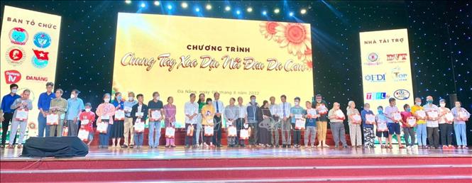 Ban tổ chức trao quà cho các nạn nhân chất độc da cam và hội viên cựu chiến binh có hoàn cảnh khó khăn. Ảnh: Văn Dũng - TTXVN
