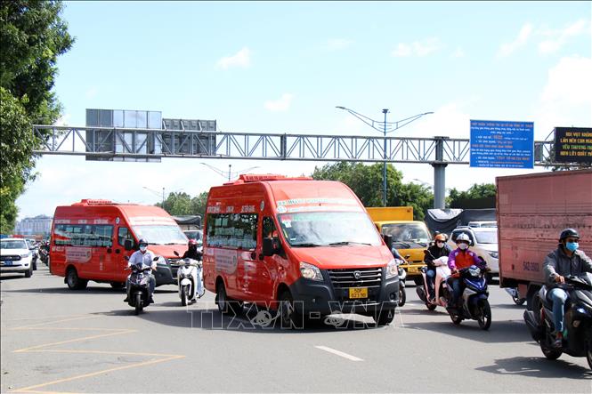 Trong ảnh: Các xe buýt tuyến 63-1 di chuyển trên đường Trường Chinh sau khi khai trương tuyến. Ảnh: Tiến Lực – TTXVN