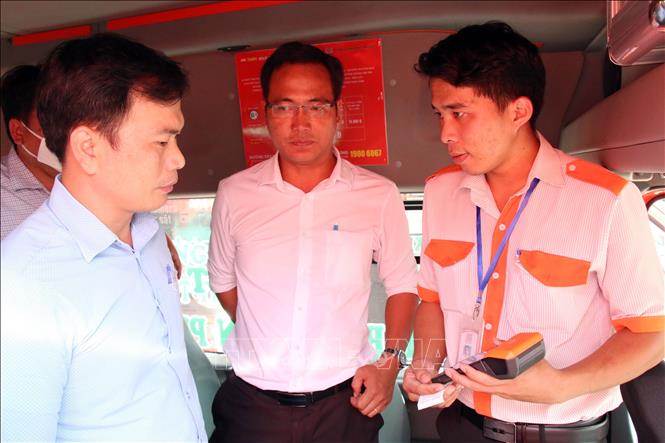 Trong ảnh: Xe buýt tuyến 63-1 có công cụ hỗ trợ thanh toán máy POS. Ảnh: Tiến Lực – TTXVN