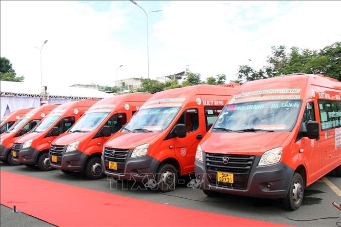 Trong ảnh: Toàn bộ xe buýt khai thác tuyến xe buýt 63-1 đều của hãng GAZ Minibus B20. Ảnh: Tiến Lực – TTXVN