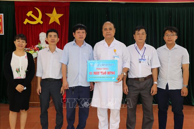 Trong ảnh: Bệnh viện Đa khoa tỉnh Kon Tum tổ chức Lễ tiếp nhận máy thở Oxy dòng cao qua mũi HFNC do mạnh thường quân tài trợ. Ảnh: Khoa Chương - TTXVN