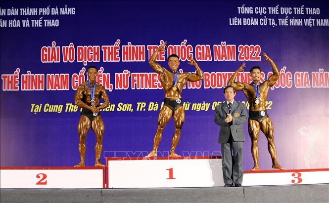 Trong ảnh: Trao giải cho các vận động viên nam ở nội dung thể hình cổ điển 170cm. Ảnh: Trần Lê Lâm - TTXVN
