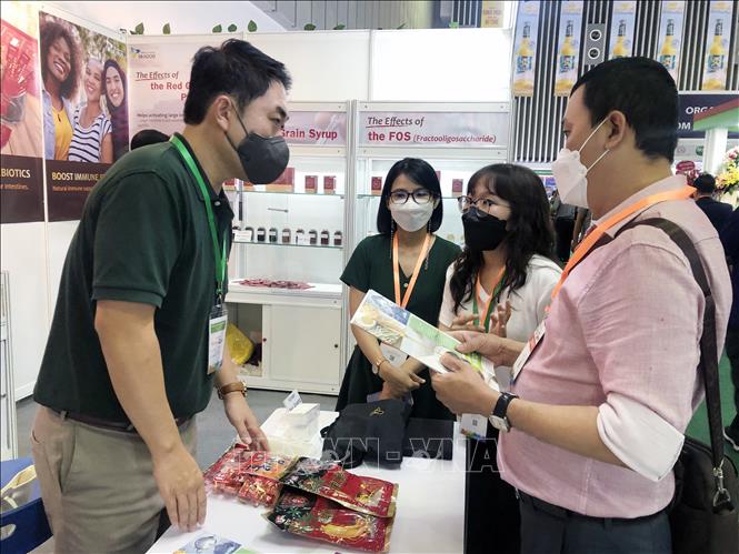 Trong ảnh: Doanh nghiệp tận dụng cơ hội giao thương tại chuỗi triển lãm Vietfood & Beverage – Propack 2022. Ảnh: Mỹ Phương - TTXVN.