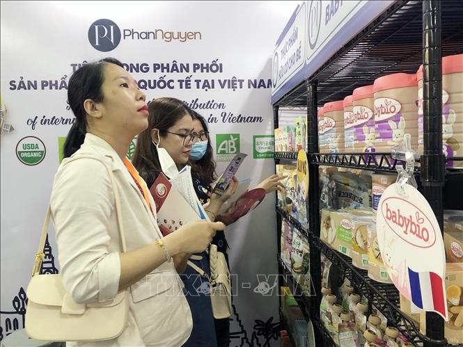 Trong ảnh: Các nhà phân phối, bán lẻ khảo sát thị trường sản phẩm tại chuỗi triển lãm Vietfood & Beverage – Propack 2022. Ảnh: Mỹ Phương - TTXVN.