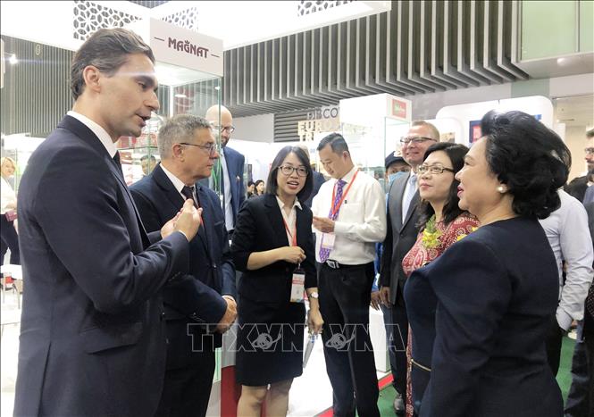 Trong ảnh: Đại diện Bộ, ngành, hiệp hội và Ban tổ chức tham quan khu vực gian hàng quốc gia của các nước tại chuỗi triển lãm Vietfood & Beverage – Propack 2022. Ảnh: Mỹ Phương - TTXVN.