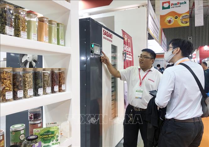 Trong ảnh: Nhiều đơn vị sản xuất giới thiệu công nghệ đóng gói bao bì tại chuỗi triển lãm Vietfood & Beverage – Propack 2022. Ảnh: Mỹ Phương - TTXVN.