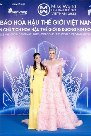 Bà Phạm Kim Dung, Trưởng Ban tổ chức Miss World Vietnam 2022 và Miss World 2021 Karolina Bielawska. Ảnh: TTXVN phát. 