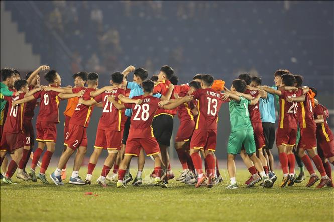 Đội U19 Việt Nam vui mừng với chiến thắng 4-3 trước U19 Malaysia. Ảnh: Huyền Trang - TTXVN