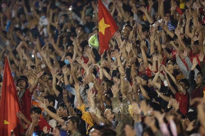Niềm vui của khán giả trên khán đài sau khi U19 Việt Nam đánh bại U19 Malaysia với tỷ số 4-3. Ảnh: Huyền Trang - TTXVN