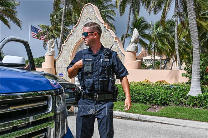 Trong ảnh: Lực lượng thực thi pháp luật tiến hành khám xét tại khu nghỉ dưỡng Mar-a-Lago của cựu Tổng thống Mỹ Donald Trump ở Palm Beach, bang Florida ngày 9/8/2022. Ảnh: AFP/TTXVN