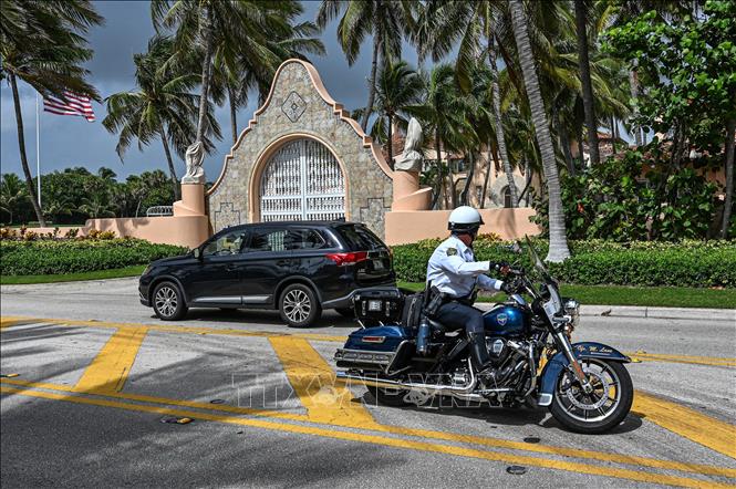 Trong ảnh: Lực lượng thực thi pháp luật được triển khai tại khu nghỉ dưỡng Mar-a-Lago của cựu Tổng thống Mỹ Donald Trump ở Palm Beach, bang Florida ngày 9/8/2022. Ảnh: AFP/TTXVN